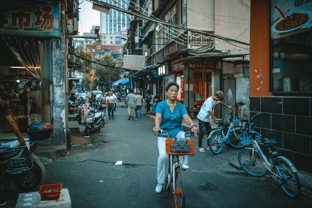 武汉街头繁华重生，时代脉搏下的新篇章